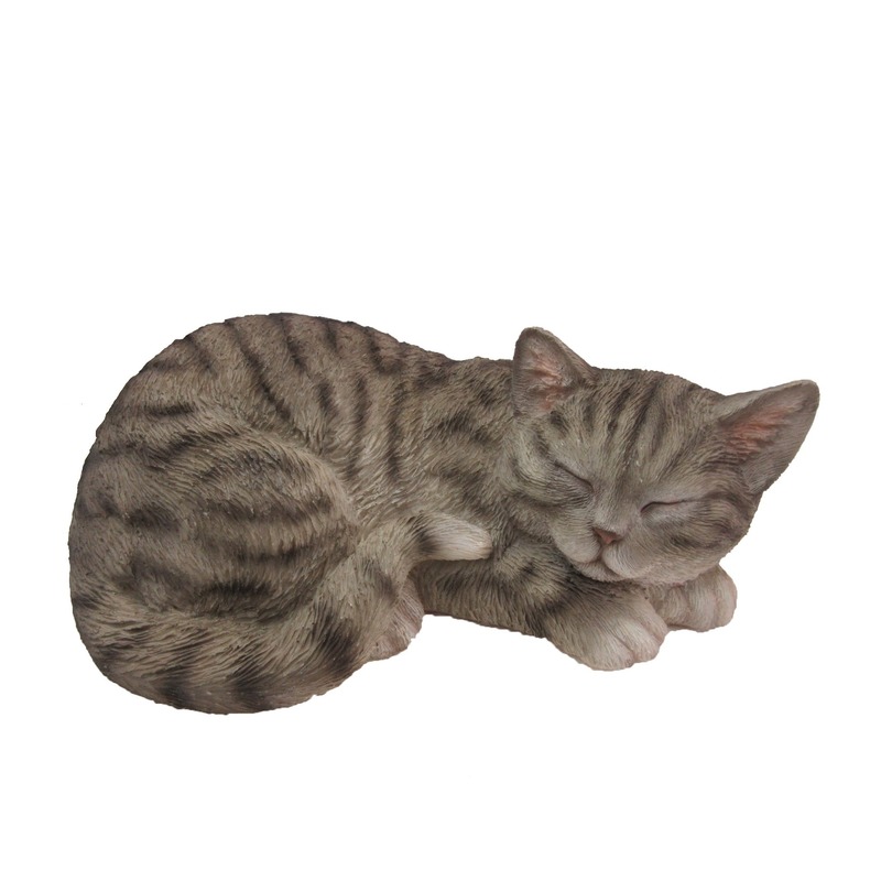 Dierenbeeldje grijs/witte katten/poezen kitten slapend 28 cm