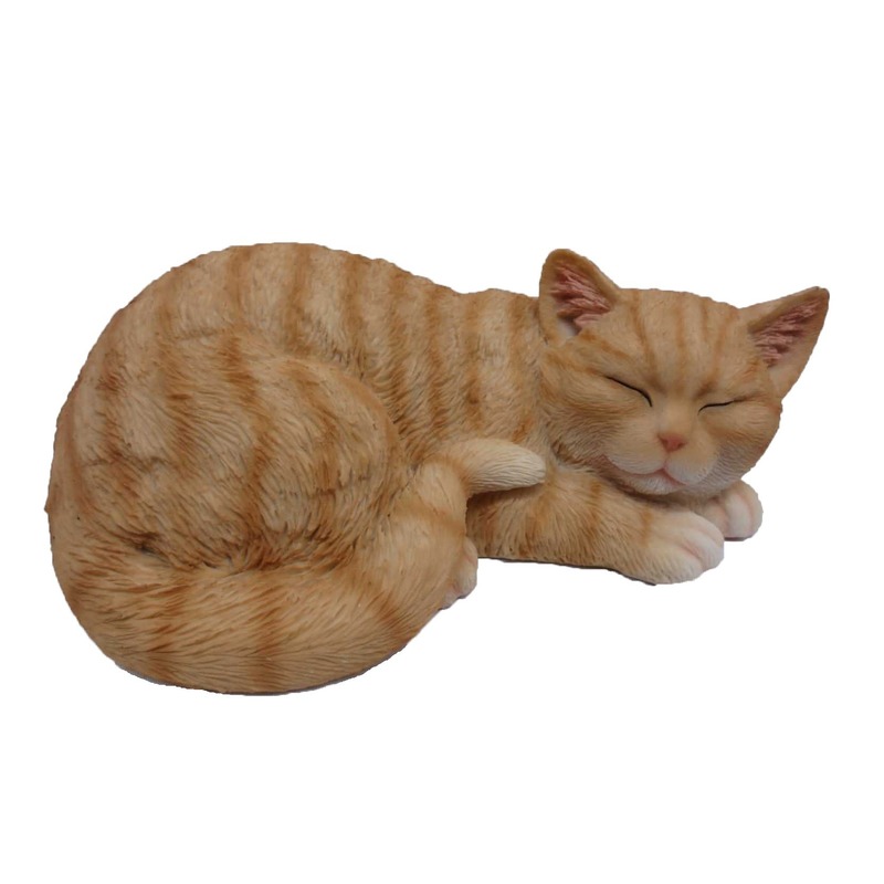 Dierenbeeldje rood/witte katten/poezen kitten slapend 28 cm