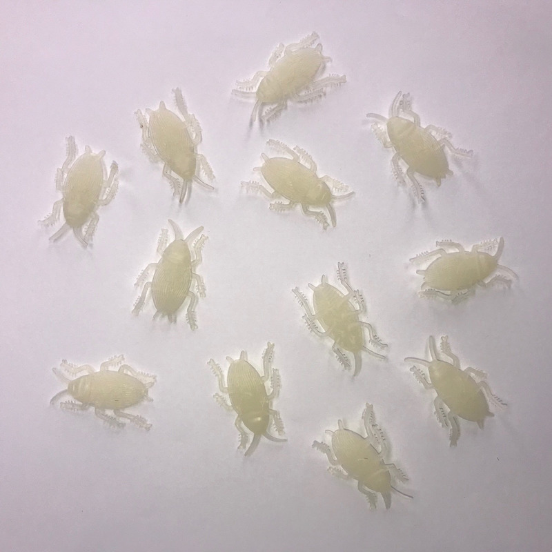 Afbeelding Kakkerlakken glow in the dark 4 cm door Animals Giftshop