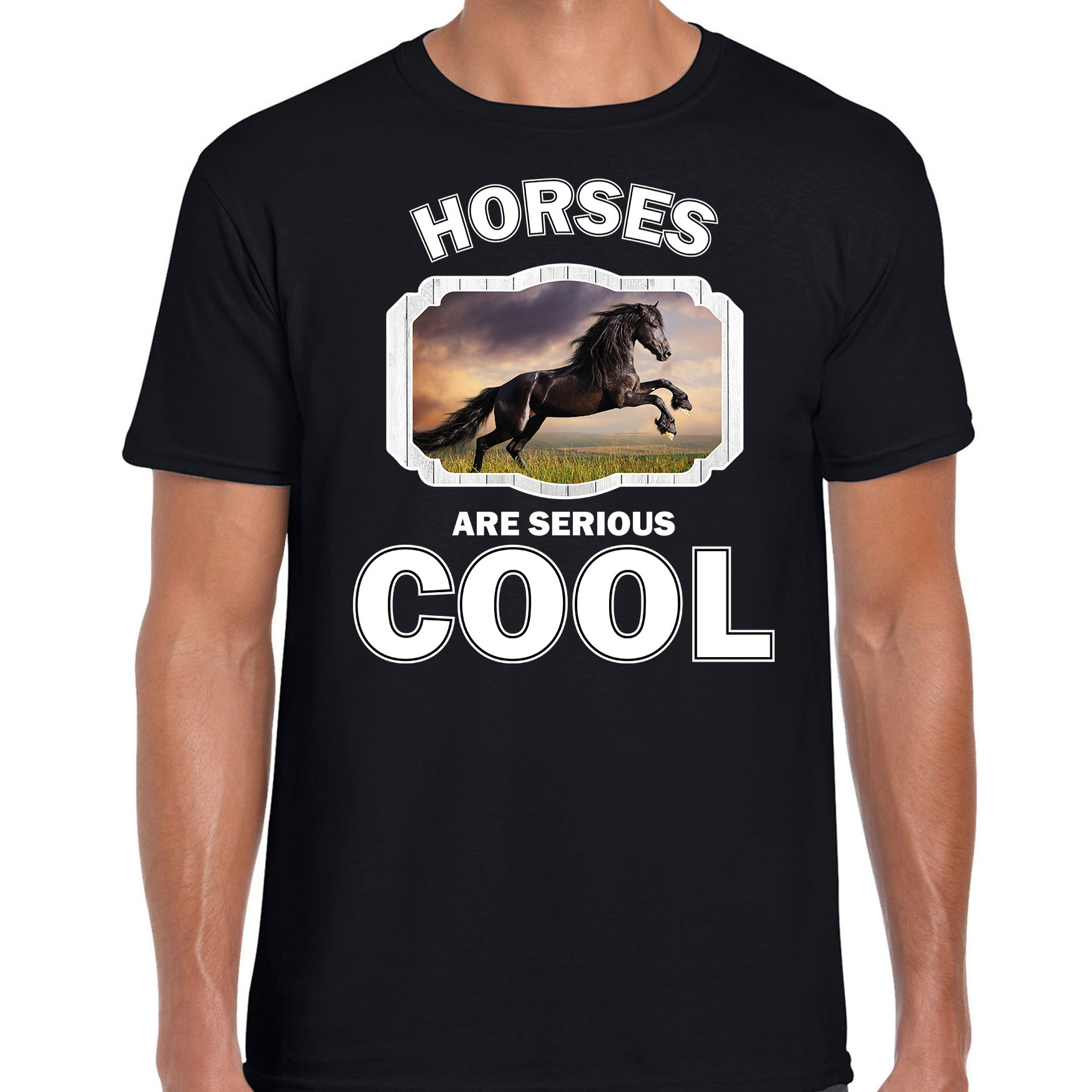 Afbeelding T-shirt horses are serious cool zwart heren - paarden/ zwart paard shirt door Animals Giftshop