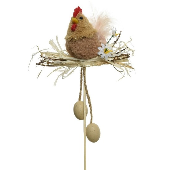 Woondecoratie beeld bruine kip vogel in nestje met kippeneieren 12 cm op steker/prikker