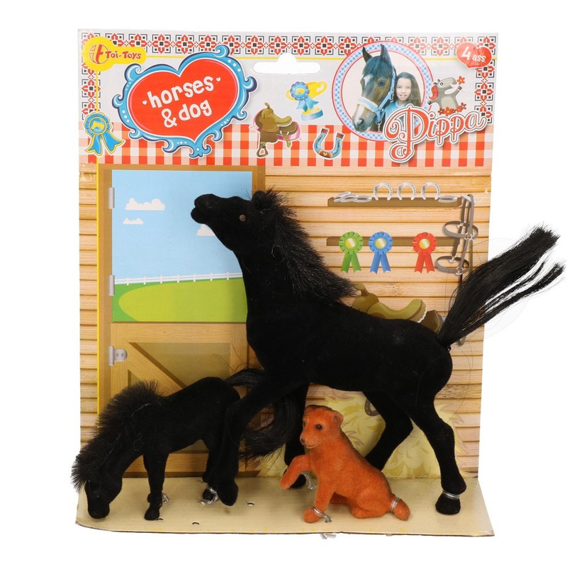 Zwart speelgoed paard met veulen en hond